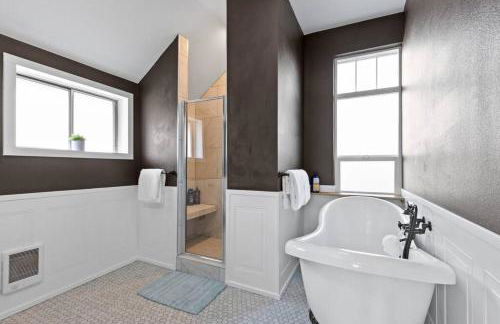 Hot Tub & Firepit Just Mins From Dwntwn Arena GU - Foto 2