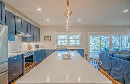 NEW LISTING Six Bedrooms - Private Dock - Steps to the Beach - Sleeps 14 - Foto 20