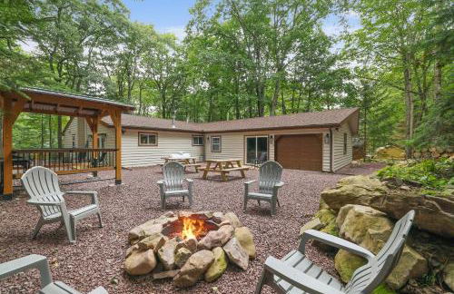 Whiskey Pines Retreat! Single Level Home, Outdoor Firepit, AC, BBQ! Sleeps 9 in Lake Harmony! - Foto 2