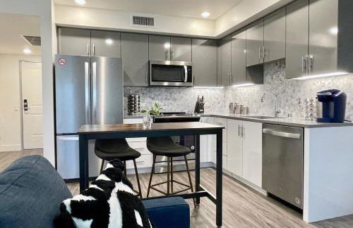 Elevator-Work Here-Gig WiFi-King Bed-Laundry in unit - Foto 68