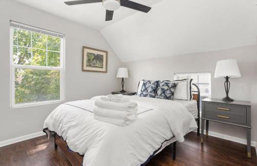 Chic 3BR Home with Fire Pit-Private Yard-Family Friendly - Foto 5