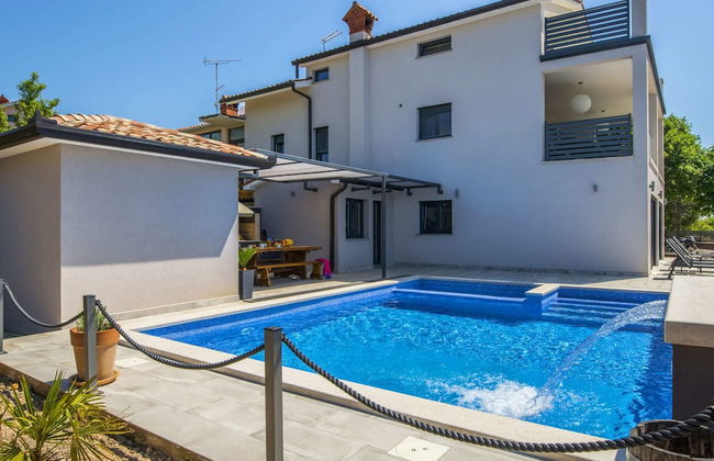 Villa with Swimming Pool, Outdoor Kitchen, Sauna, Hot Tub, Play Area, Sea View - Foto 60