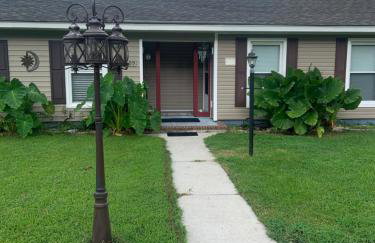 Cheerful two bedroom house 1.5 miles from beach. - Foto 1