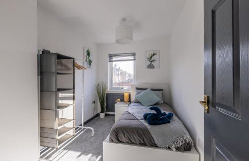 Modern 3 Bed House-Free Parking-by Holiday Homes - Foto 38