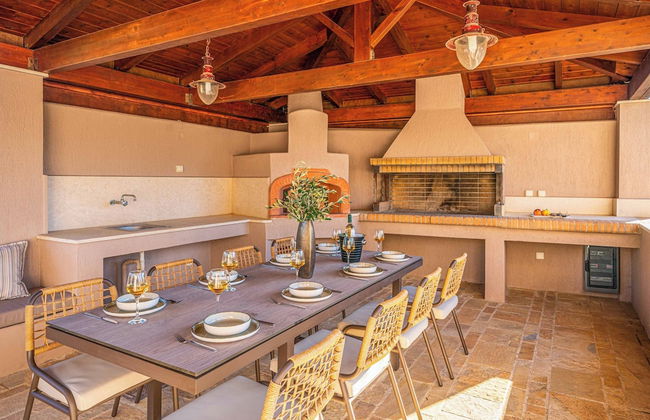 Classic Villa - Photo 7