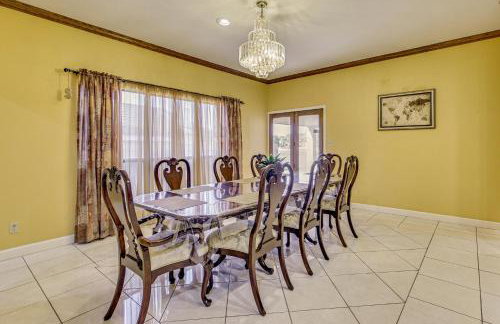 Pool and Game Room Waterfront Harlingen Home - Foto 10