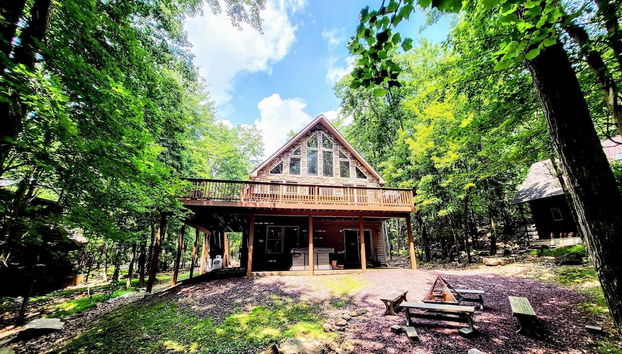 Woodland Oasis by Avantstay Hot Tub, Firepit, Walk to Lake - Photo 3, Interior