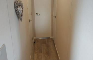 M&B Holiday Home 2025 Cozy Beach side Caravan 4 Beds, 3 Sofa Bed, 7 Sleep, Wifi, Tea and Coffee, Free Parking - Foto 7