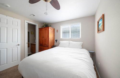 Walk to the Beach Private Backyard and Fire Pit - Foto 59