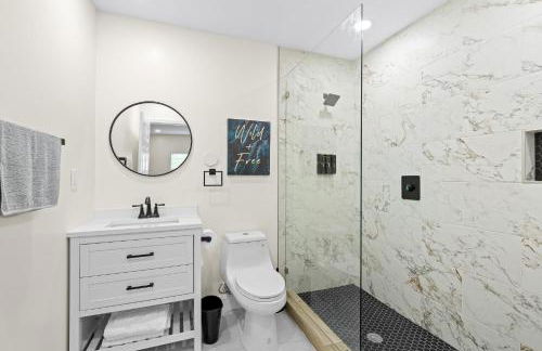 Recently Remodeled + Mins from Beach and Downtown - Foto 21