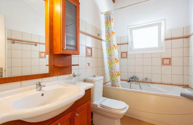 Villa Petros Large Private Pool Walk to Beach Sea Views A C Wifi Car Not Required - 180 - Foto 42