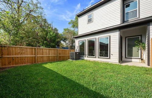 Modern 2024 Townhome with Indoor Hoops Huge TVs and Gray Chic Design - Foto 5