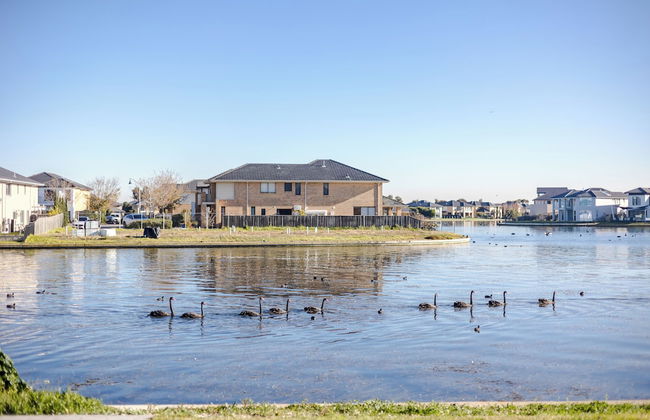 StayAU Magnificent Lakefront Villa - Foto 52