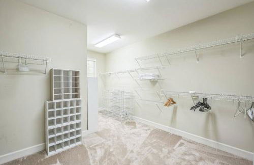 Elegant 5BR Retreat Pool & Yard - Foto 7