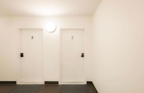 Above The Roots - Stylish 1BD on the Square - Foto 34