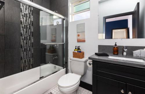 Spacious Luxury Villas in the heart of LA! Free parking and Jacuzzi - Photo 17