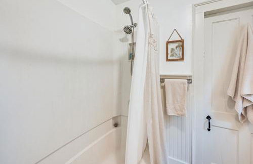 Historic Farmhouse Near Mountains and Colleges! - Foto 24