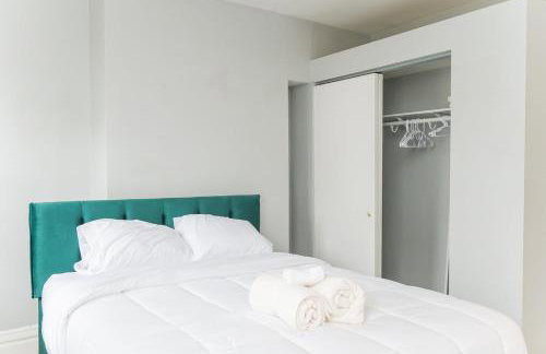 TWO town homes! 6 Bedrooms, 2 King beds, Walk to Eats - Foto 41