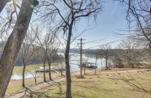 Lake Views and Community Perks Cape Fair Apartment! - Foto 21