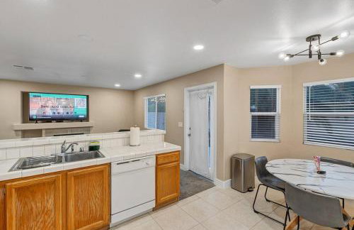 24hr Host - New Renovated 4 bedroom home U026 - Photo 2