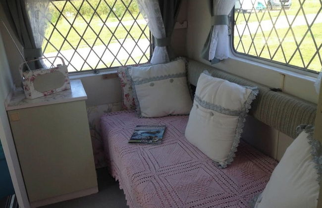 Kitty Unique 60s Caravan set in Pretty Garden - Foto 4