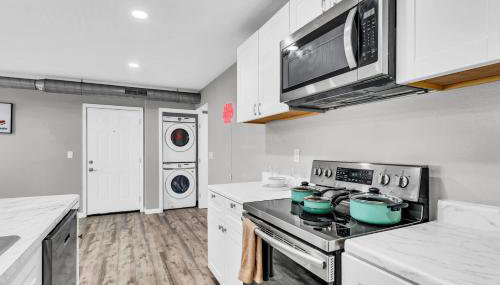 Welcoming 2BR Apartment Near Campus and Shops - Foto 3