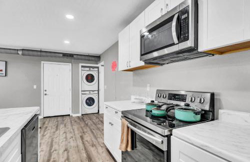 Welcoming 2BR Apartment Near Campus and Shops - Foto 3
