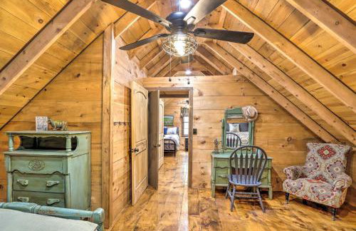 Cozy Creekside Mountain Escape w/ Hot Tub! - Foto 17