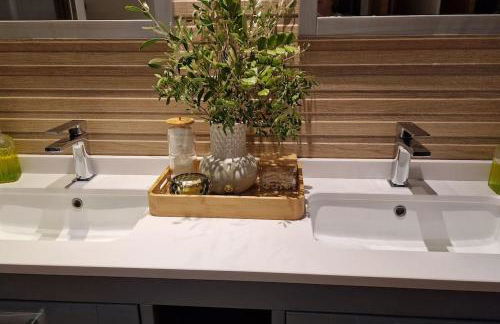 casa y piscina en un parque natural - Photo 35