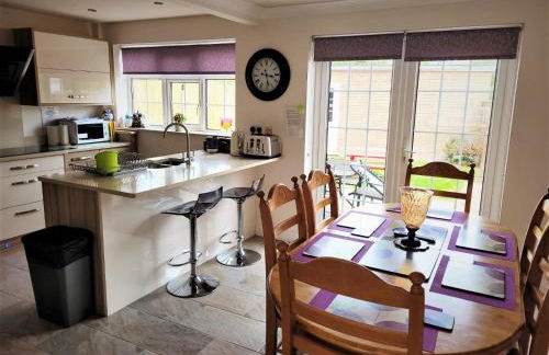 Smitten House 4 Bedroom RHYL - Photo 9