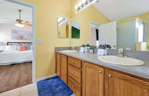 5BR Cottage w Pool & Hot Tub Near Disney - Foto 30