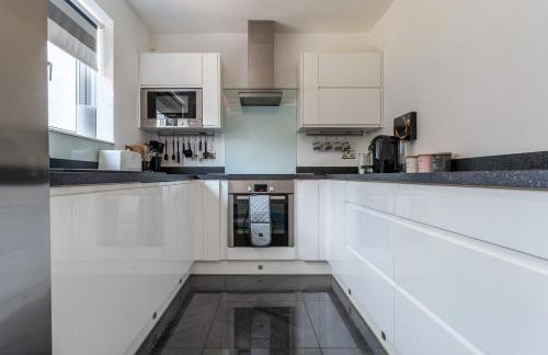 Spacious Seaside Home in Peaceful Coastal Setting - 5 Minutes Walk to the Beach - Foto 18