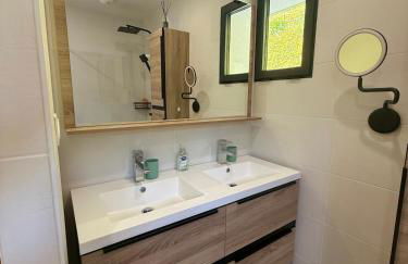 La Maison du Lac sleeps 10 and has air conditioning - Foto 31