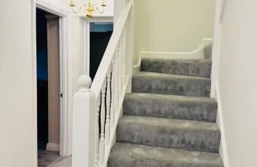 Modern 4BR House with Parking, 8 Mins to Gatwick Airport - Foto 22