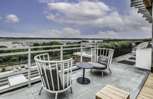 Comfy 2BR Oasis with Scenic Rooftop & Gym - Foto 25