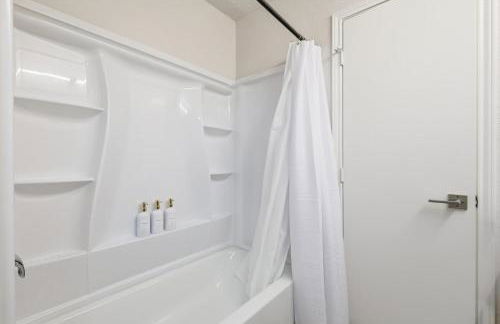 Luxury Living w Backyard Pool Oasis 5BD 3BA - Foto 18