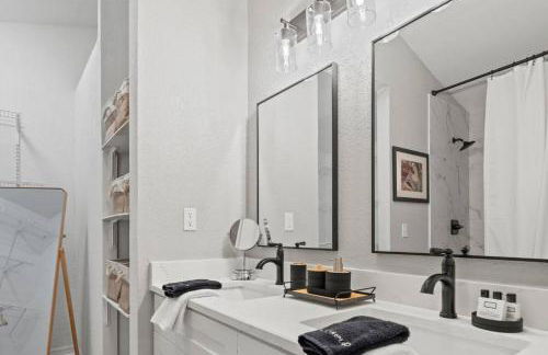 Urban Flamingo Retreat Modern Meets Tropical in this Beautiful, Updated Pet Friendly 3BD Pool Home with Outdoor Living Space - Foto 27