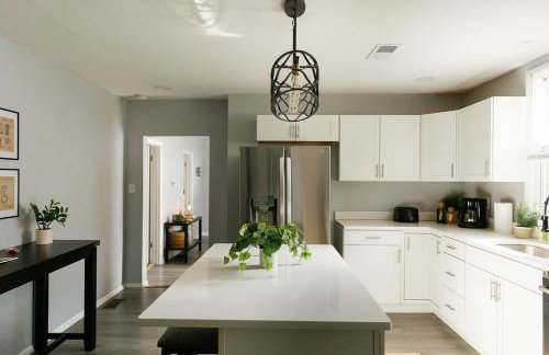 "The Homestead" UPSCALE STAY - Downtown with Yard - Foto 8