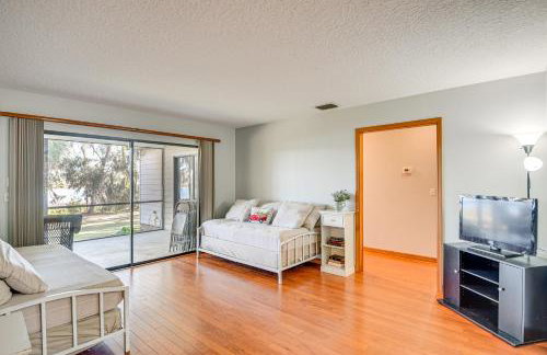 Lake Smith Getaway with Dock Families Welcome! - Foto 22