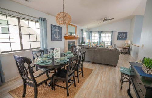 Spacious 3BR Home with Hot Tub & Private Yard - Foto 11