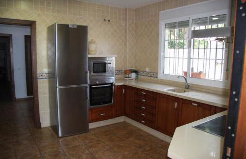 Moderno y amplio chalet, con piscina privada - Foto 33