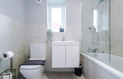 Lux 3 Bed 10 mins from Centre - Parking & Netflix - Foto 19