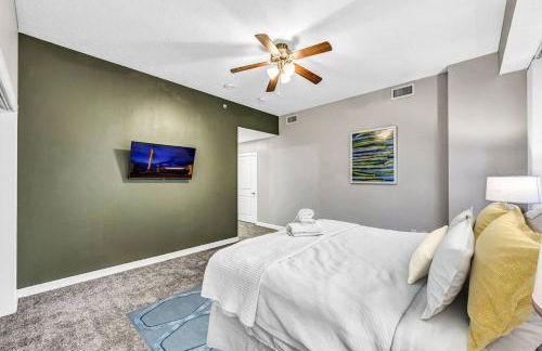 HUGE Panoramic SkySuite w/ Downtown VIEWS: Gym - Photo 23