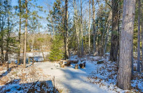 Lakefront Townsend Cabin with Fire Pit and Dock! - Foto 19