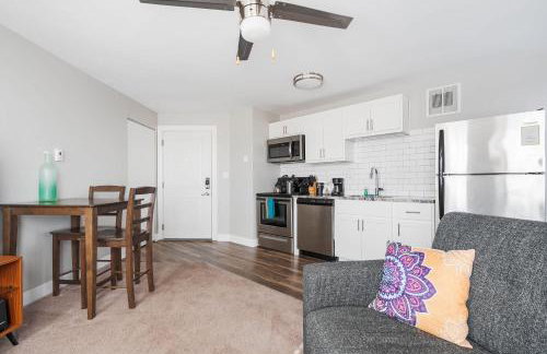 Modern Mass Ave 1BR Apartment with Kitchen - Foto 33