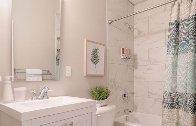 Designer Townhome 2 of 3 Left Side - JZ Vacation Rentals - Photo 21