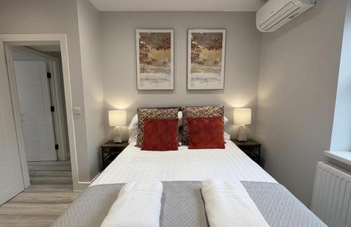 Aisiki Stays Apartments at Barnet, Airconditioned & Pet-Friendly, 2-Bedroom & 1-Bathroom Ground Floor with back Garden Flat, King or Twin Beds & Double Beds with Free WiFi - Foto 1