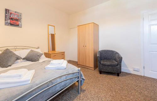 Spacious home in Newcastle Under Lyme with Parking - Foto 10