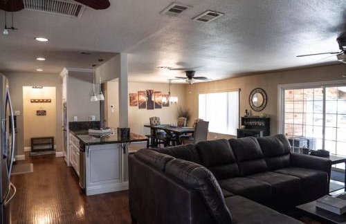 Pool! Quite, Private, remodeled home on the hill - Foto 29