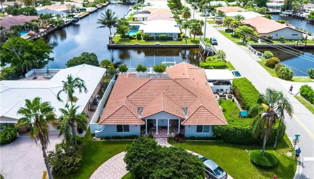 Luxe 4BR Waterfront w Htd Pool 5min to Beach - Foto 2, Zimmer